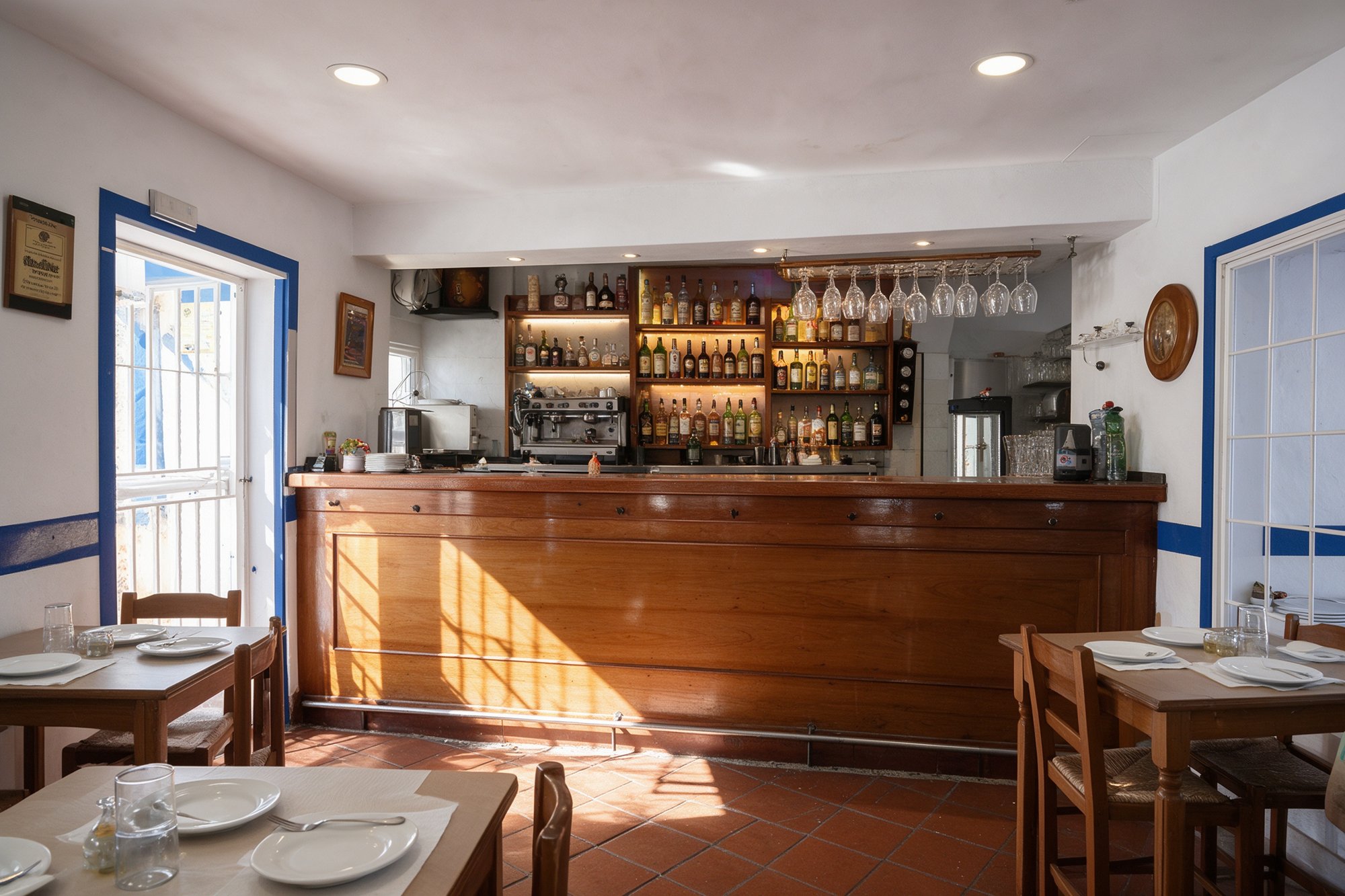 Comedor luminoso de restaurante de pescado con barra de madera y botellero iluminado junto a fachada azul y blanca
